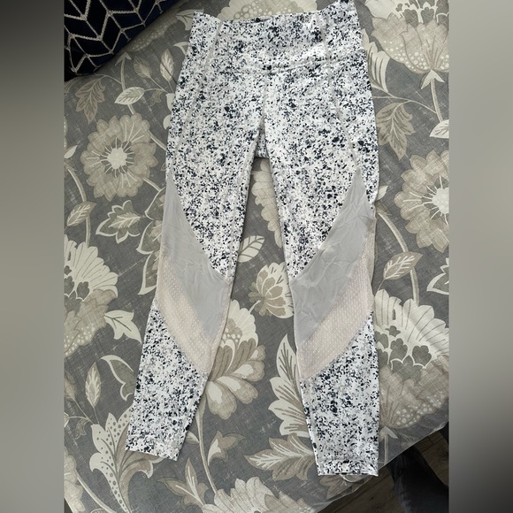 Athleta Pants - Athleta White & Gray Printed High-Rise Leggings with Mesh Insets